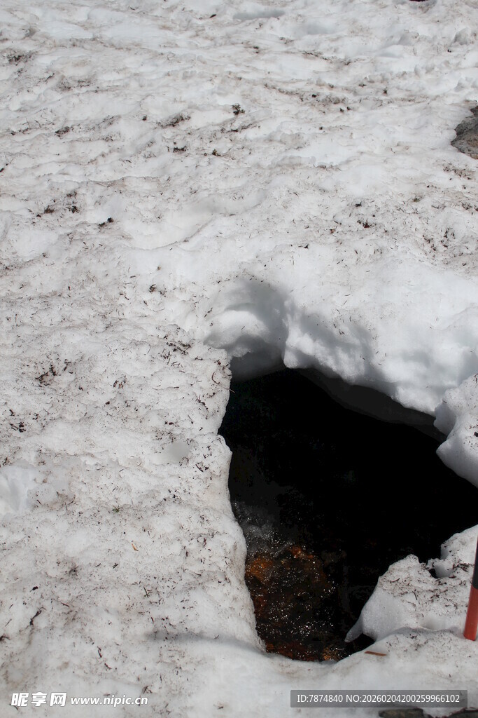 雪覆盖的老旧烟囱口