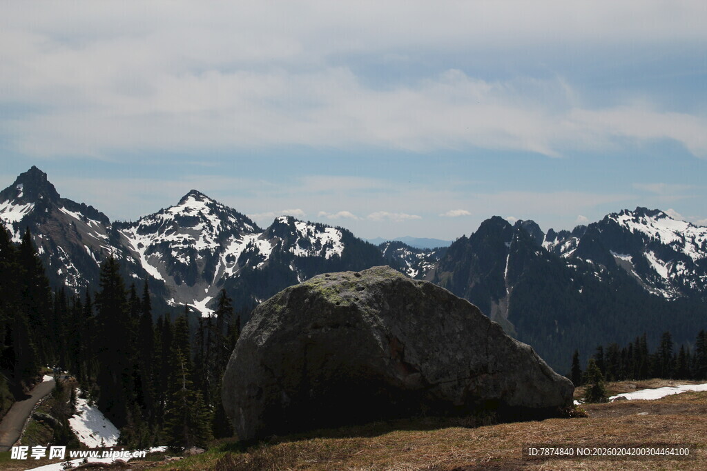 雪山下的巨石景观