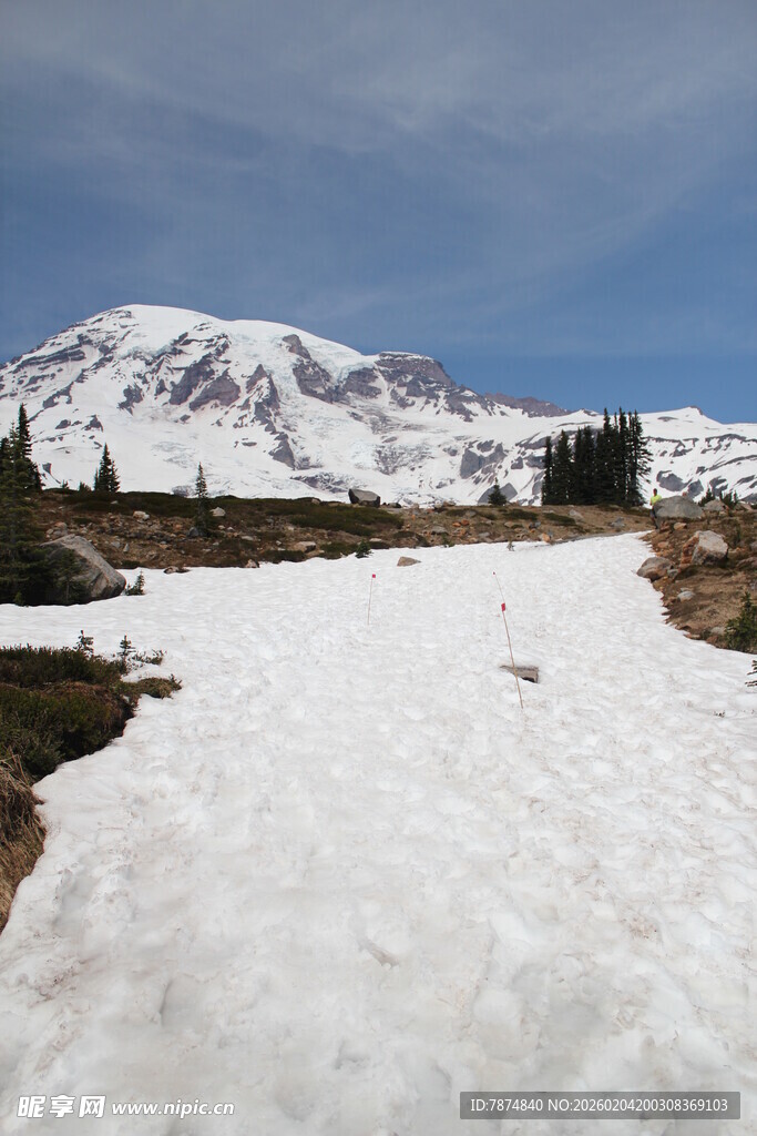 雪山下的冰雪覆盖之地