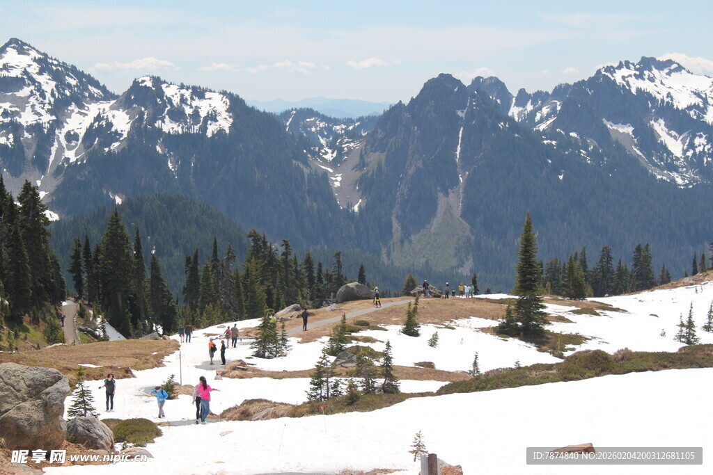 雪山美景中游人漫步