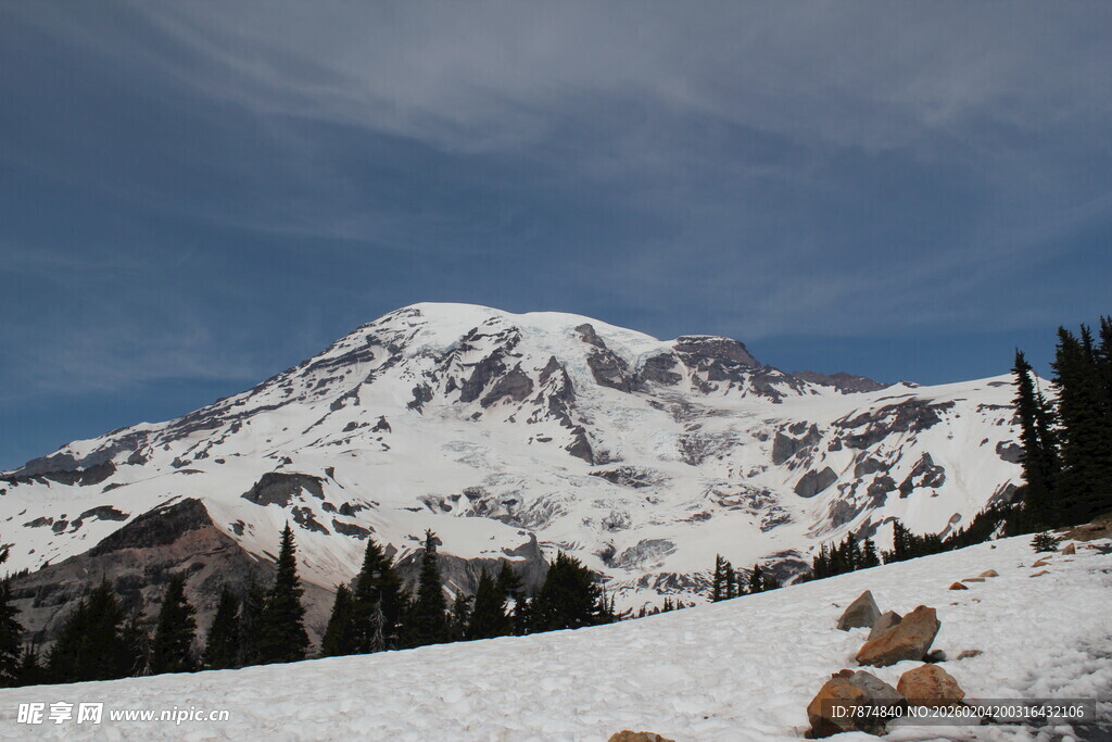 雪山风光 岩石点缀