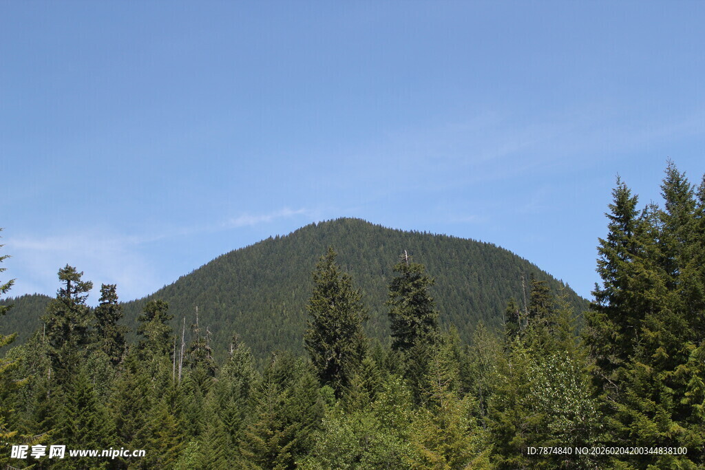 山林间的青翠山峰