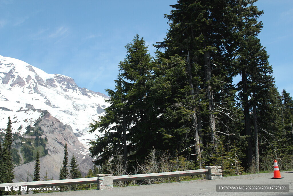 雪山旁的公路与树木景观