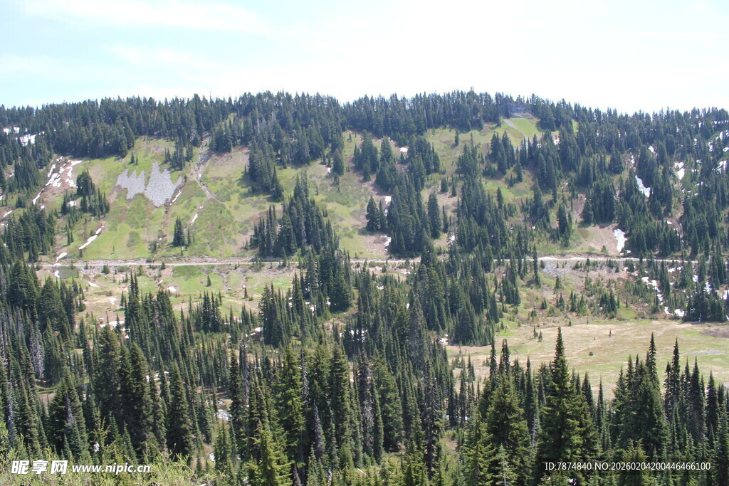山林间的度假村落景观