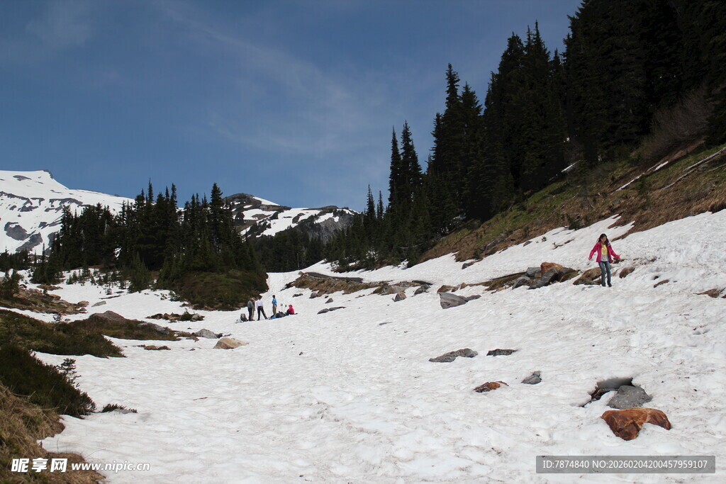 雪山徒步场景