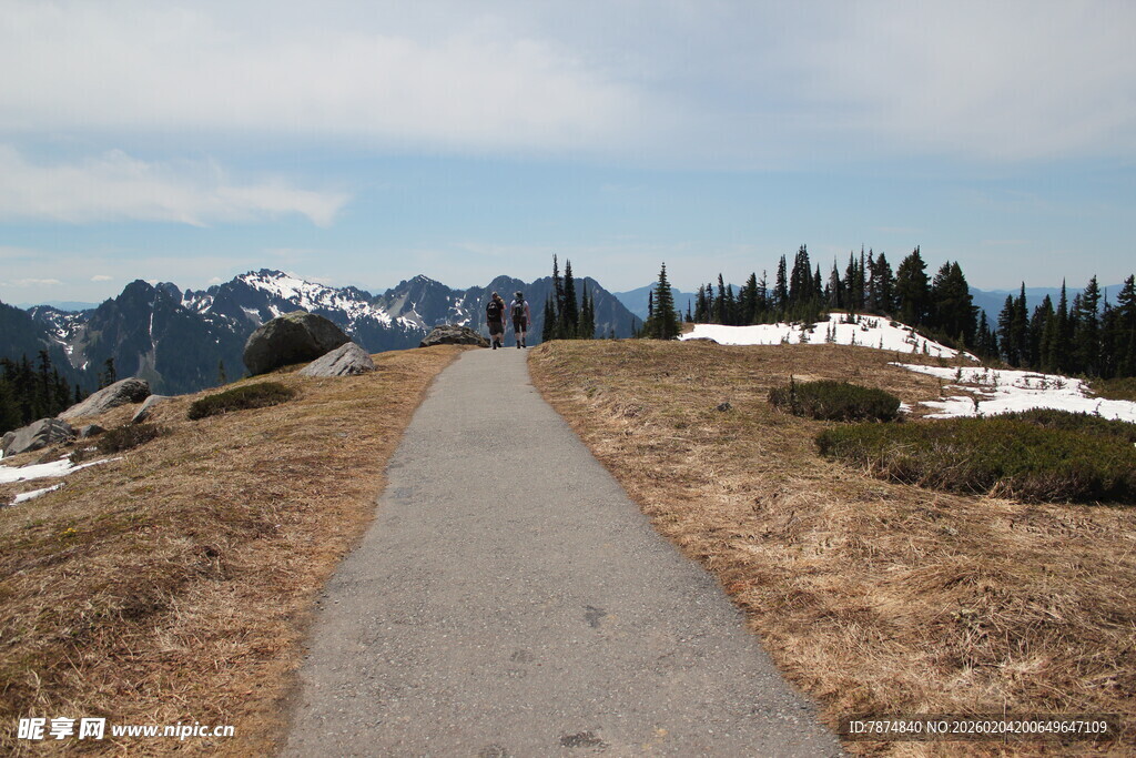 山间小径通往远方美景