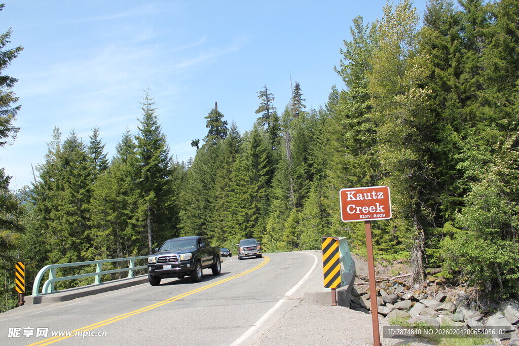 山间公路行驶的车辆