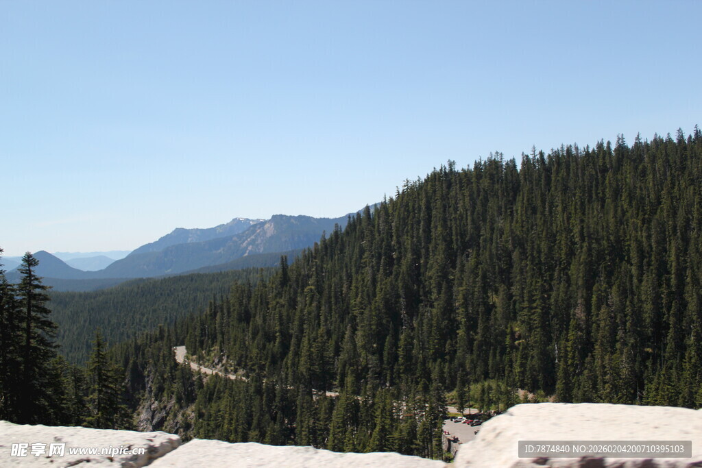 山林雪景 远处山峦叠翠