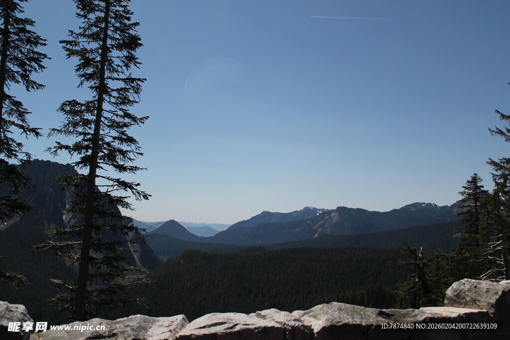 山间美景 远眺连绵山脉