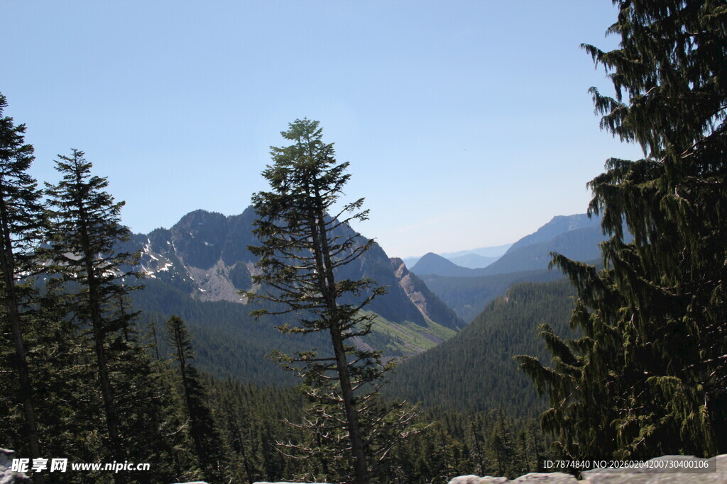 山林间的秀丽山脉景色