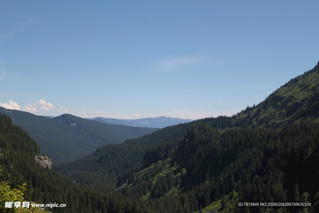 青山翠谷间的秀丽山景