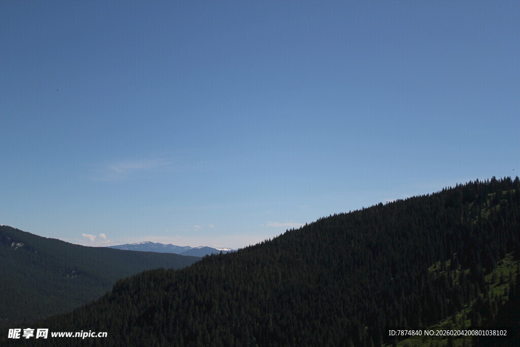 山峦蓝天间的自然景致