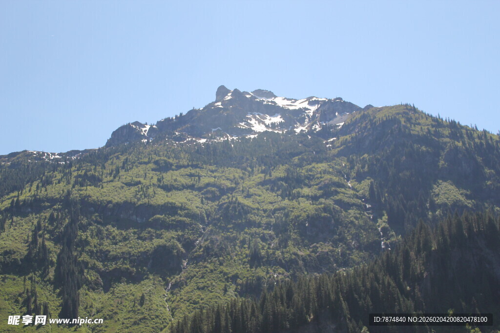 青山覆雪的秀丽山间景色