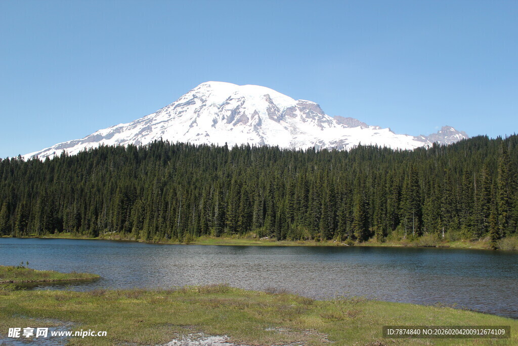 雪山下的静谧湖泊