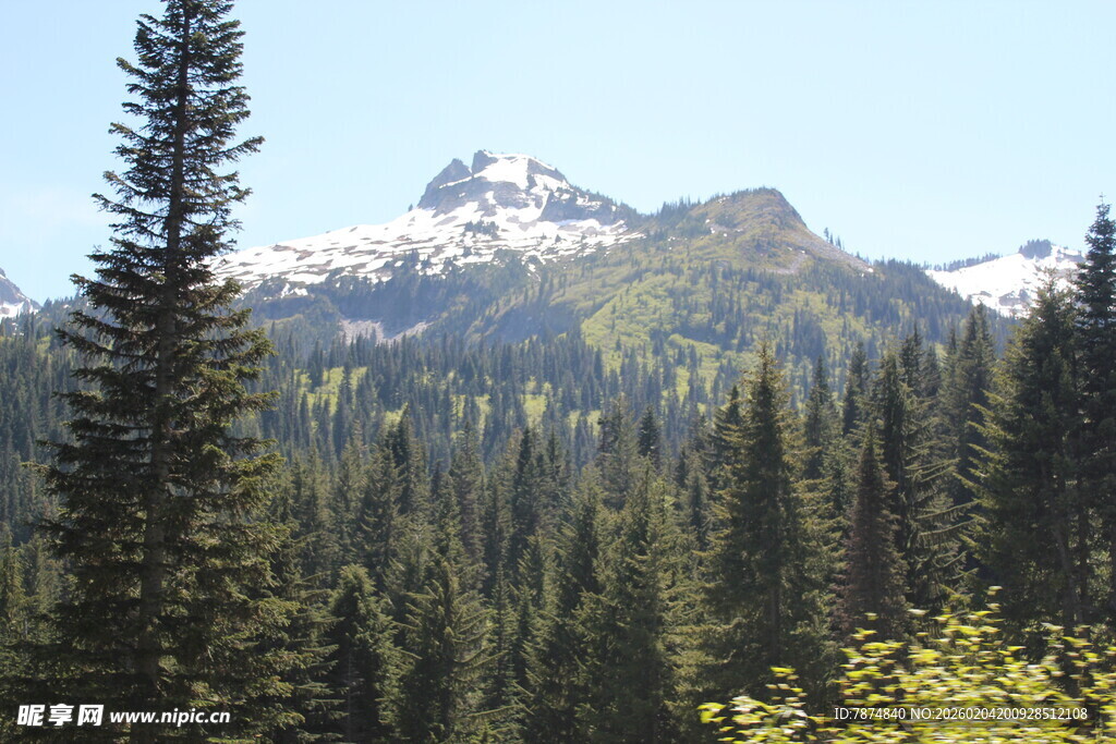 山林间的巍峨雪山景色