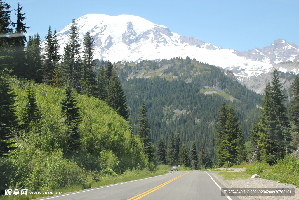 山间公路旁的雪山美景