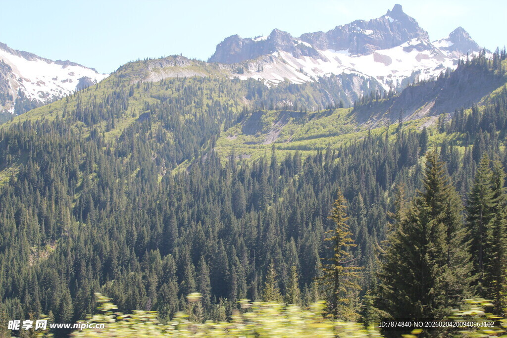 山林间的壮丽雪山景色