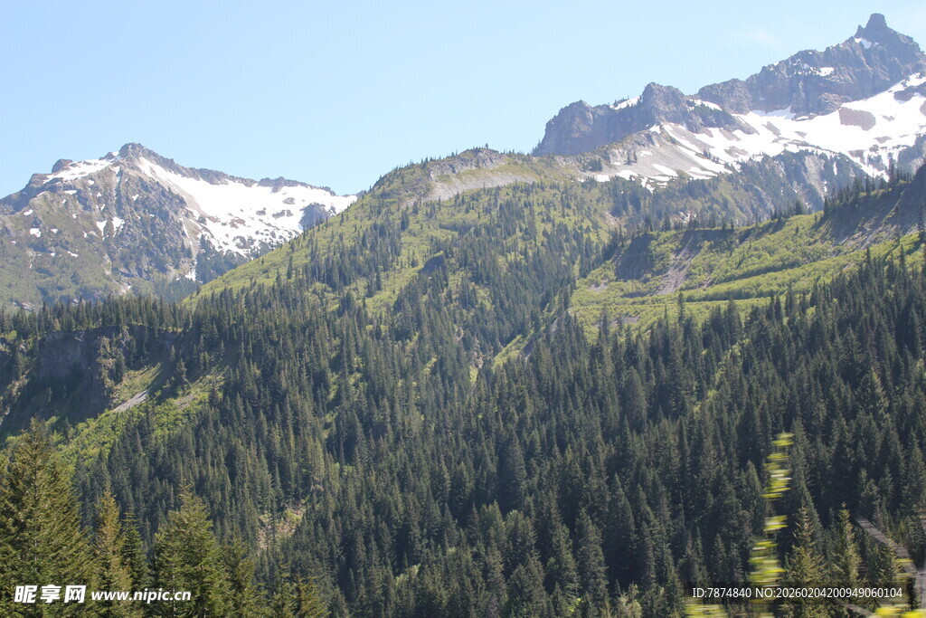 山林间的巍峨雪山美景