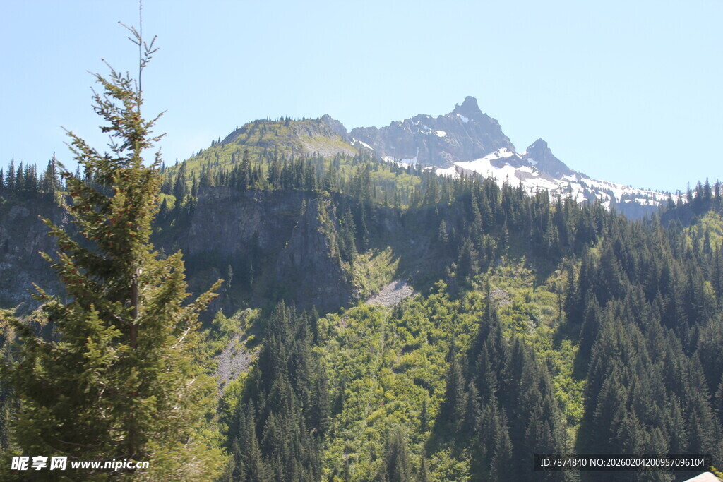 山林间的巍峨山峰