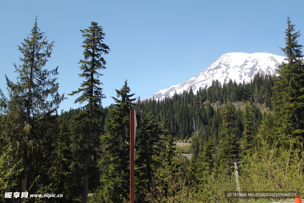 山林间的巍峨雪山