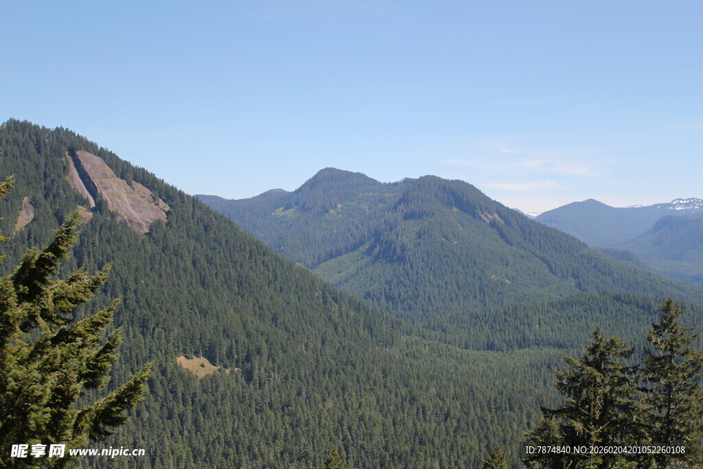 山峦林海间的壮美风光