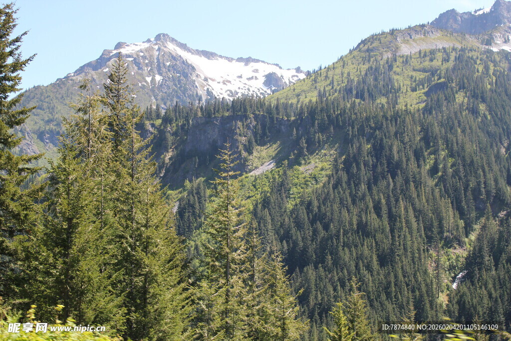 山林间的秀丽山峦景色