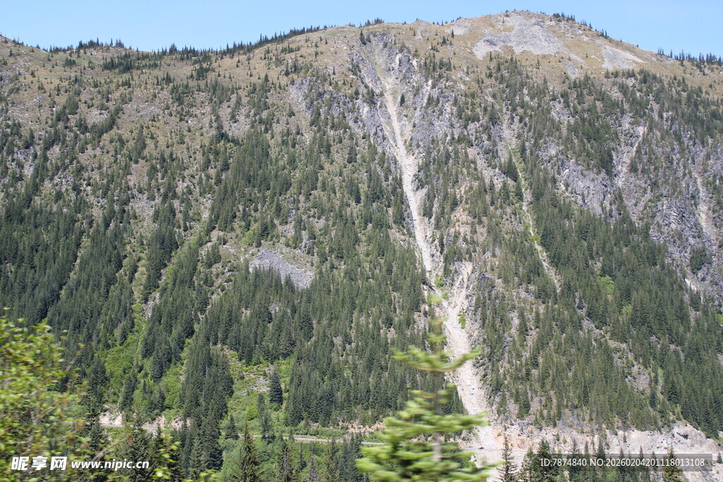 山间壮丽瀑布景观
