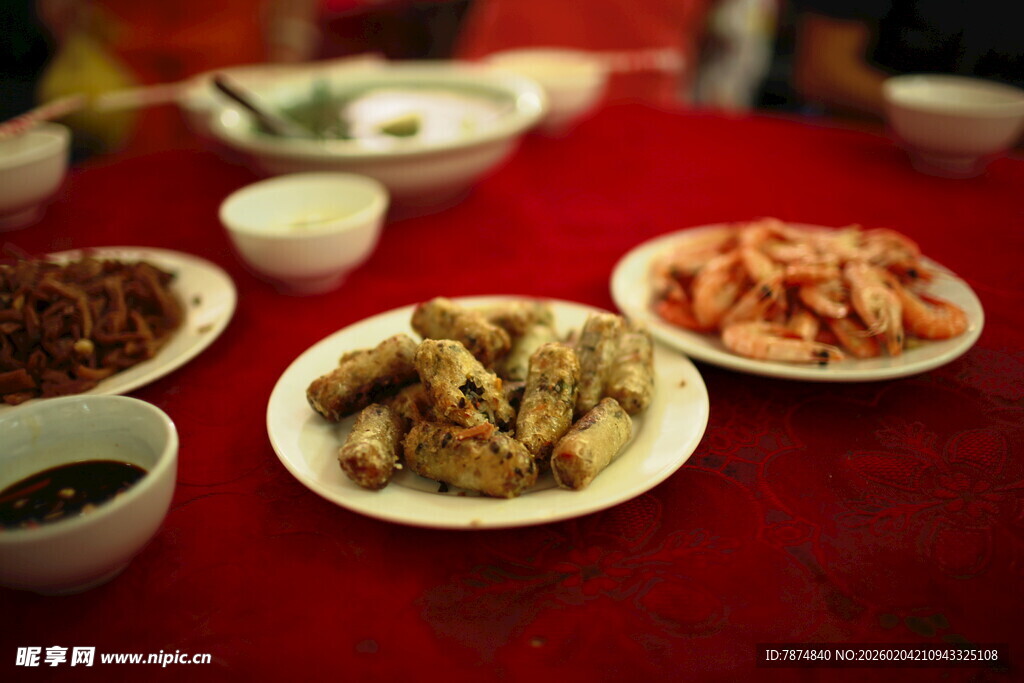 中式美味菜肴摆放在桌