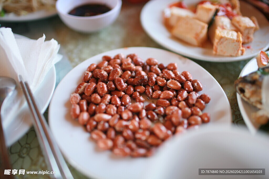 一盘美味花生米