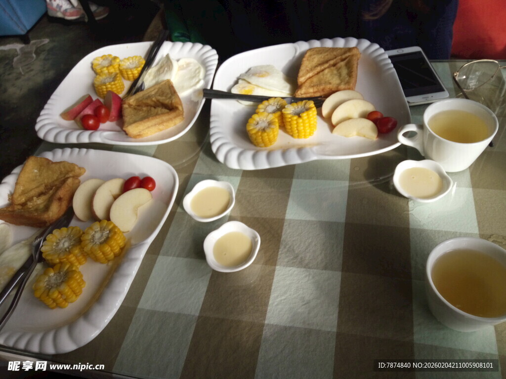 丰盛早餐摆桌