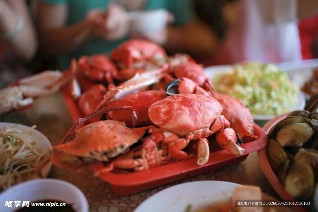 丰盛海鲜大餐诱人上桌