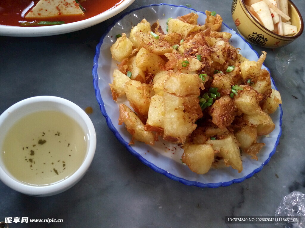 香酥炸物配蘸料