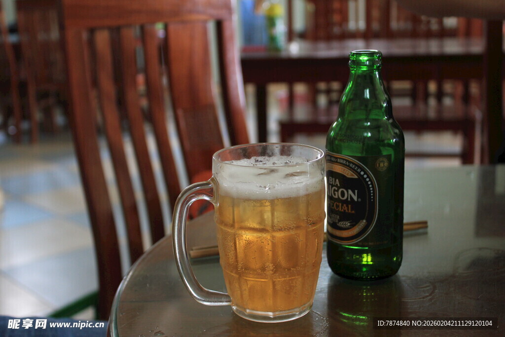 桌上的啤酒杯与啤酒瓶