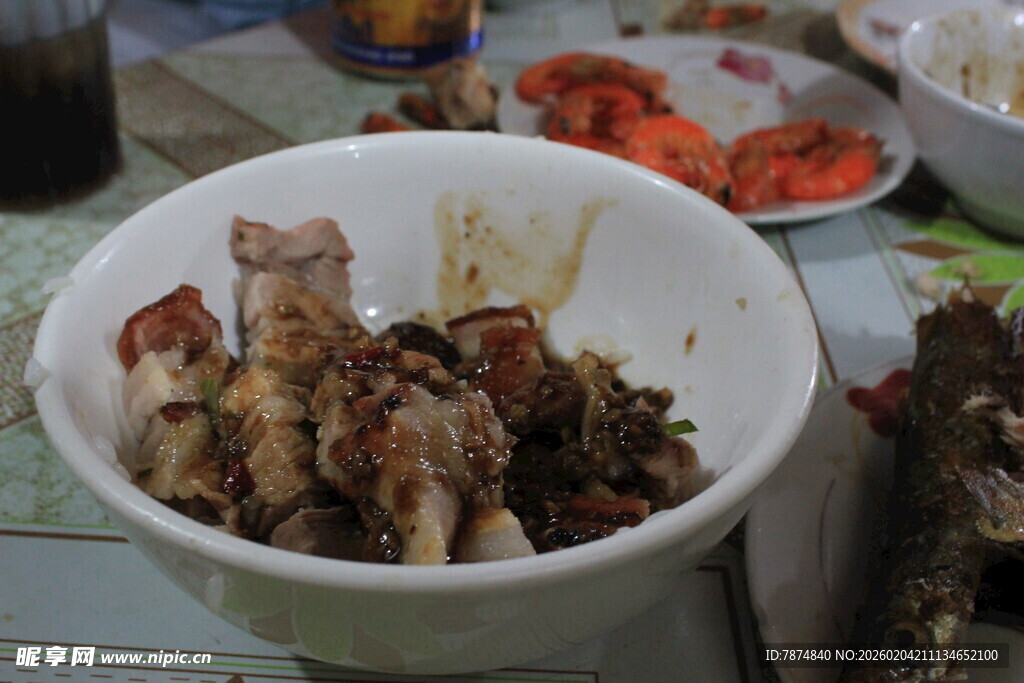 美味烤串盛于白碗中