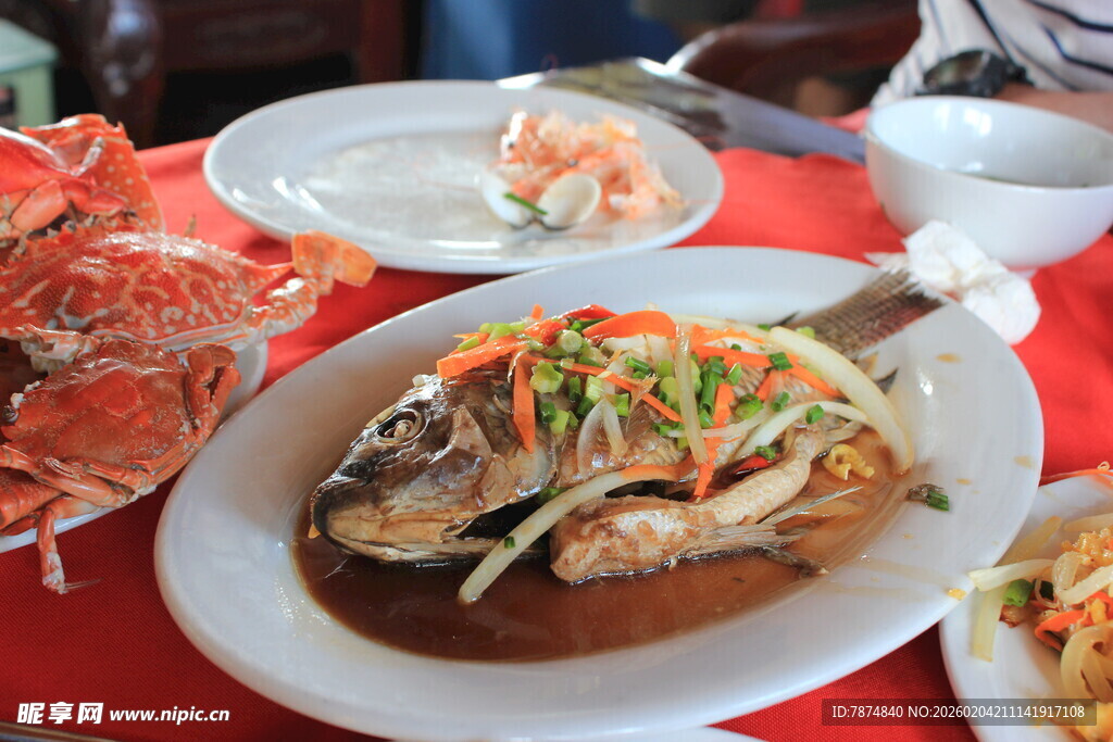 丰盛海鲜佳肴摆桌