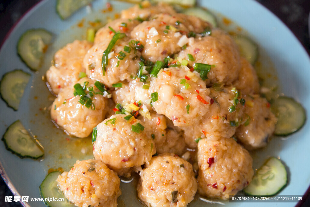 美味虾仁丸子摆盘精致