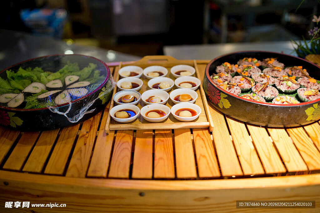 多样寿司摆放在木台上
