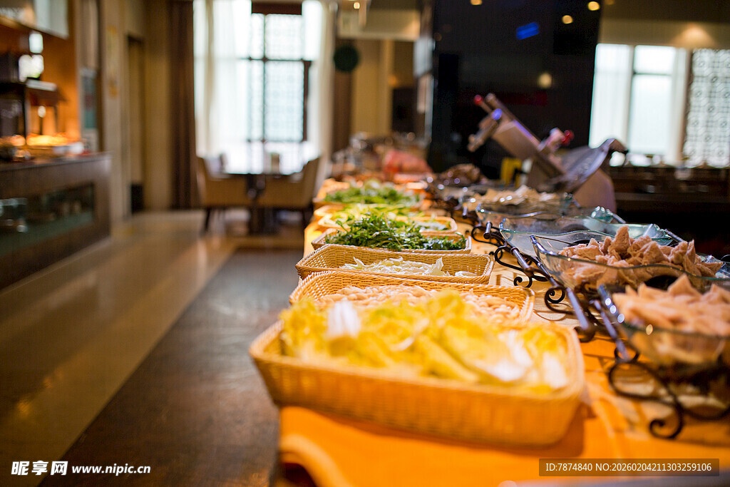 自助餐厅丰富美食展示