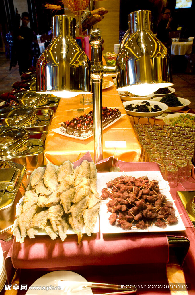 自助美食区的多样小吃