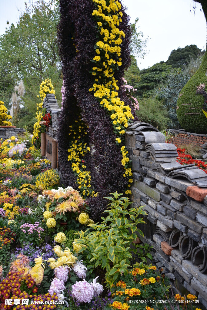 石墙边繁花缠绕的生机景象