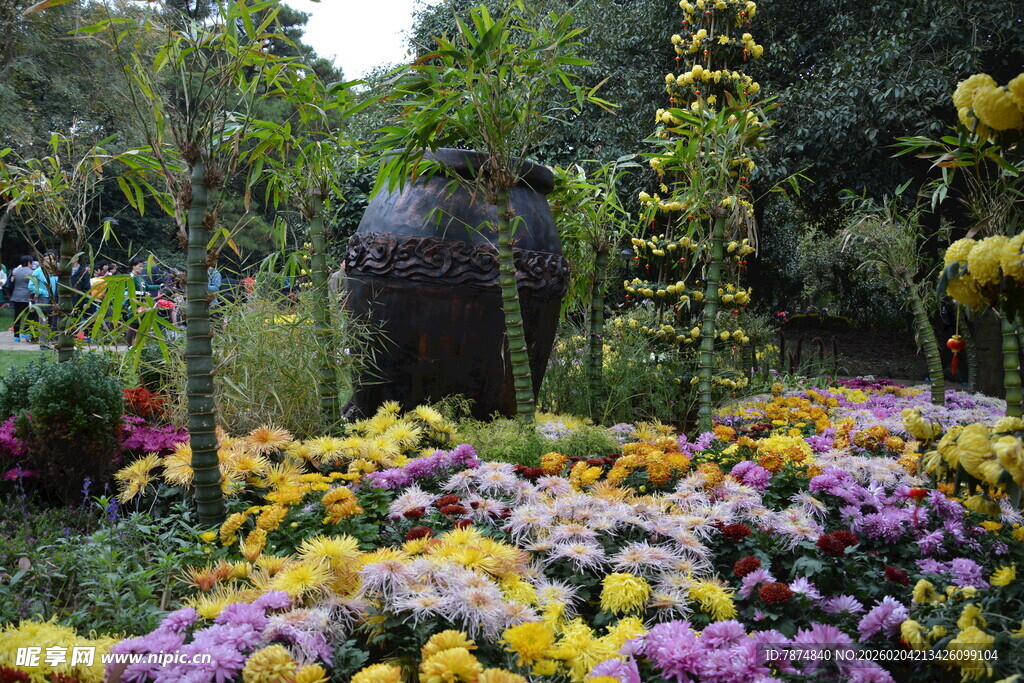 花园中的大象雕塑与花卉