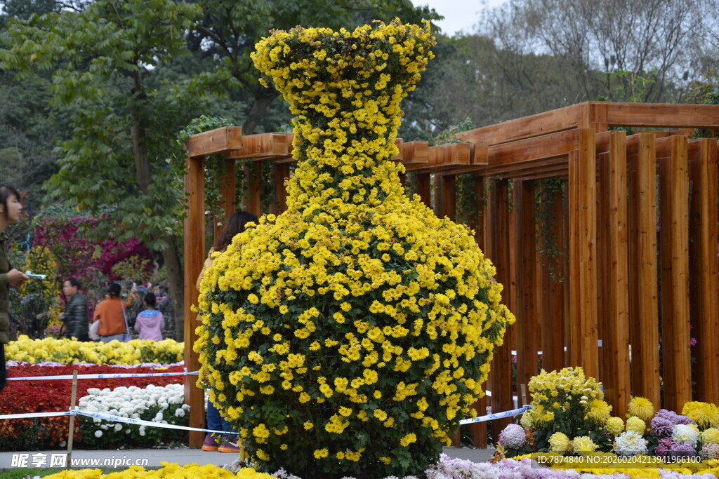 菊花造型花瓶装点园林