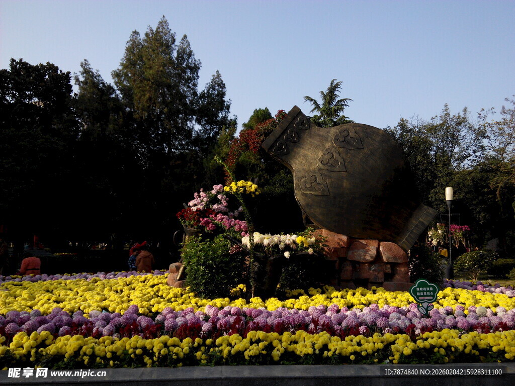 花园中的大型雕塑景观