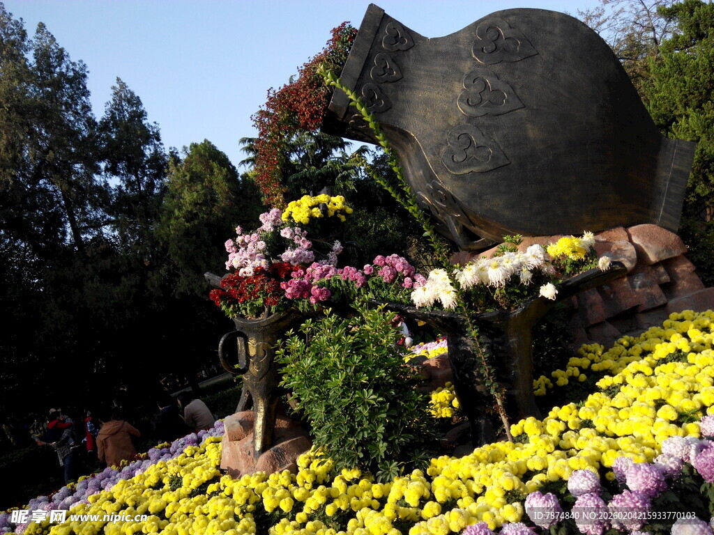 花坛中的艺术雕塑