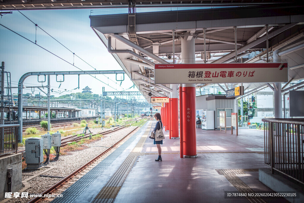 日本车站站台孤独身影