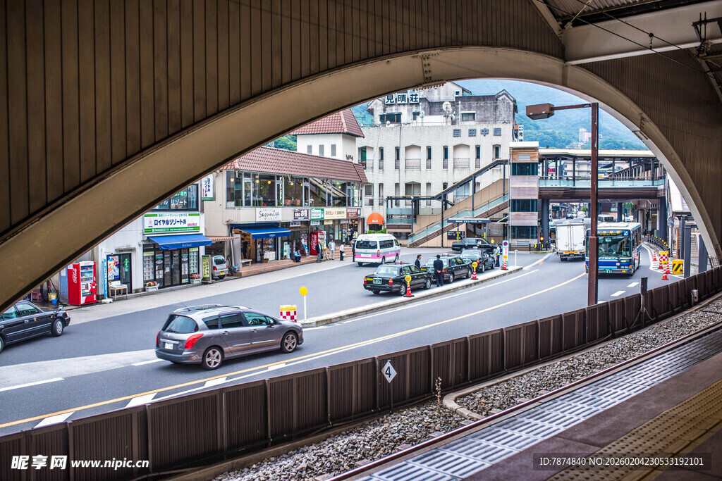 日本桥下街道车辆穿梭景象