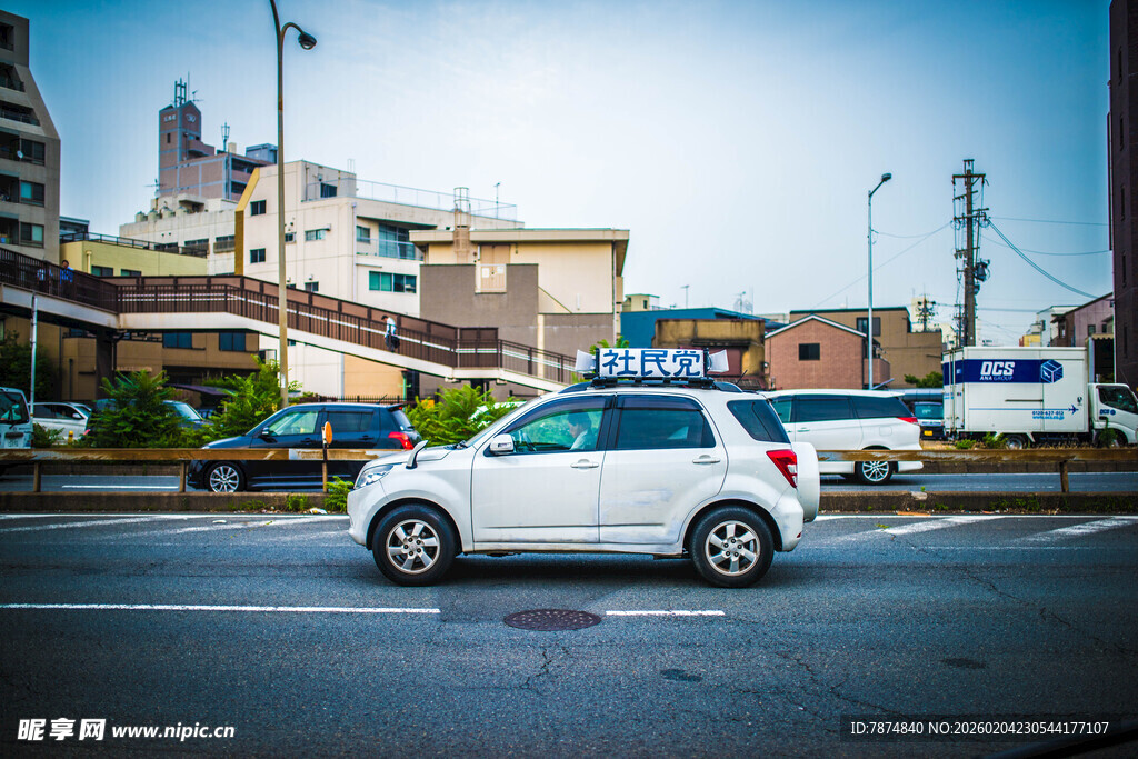 日本城市街道上的白色家用轿车