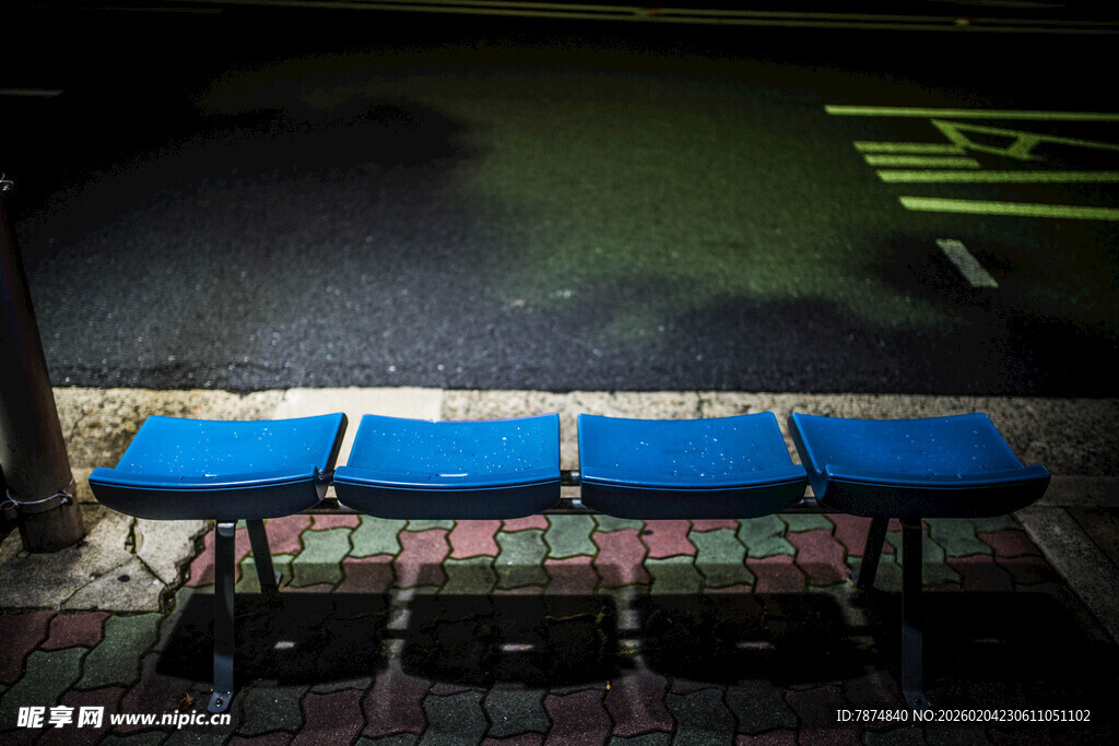 日本蓝色长椅置于昏暗空间