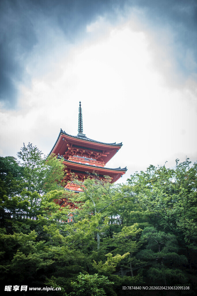 日本绿树掩映下的漂亮宝塔
