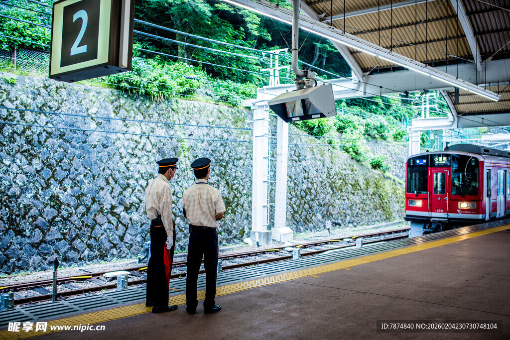 日本火车站台工作人员与列车